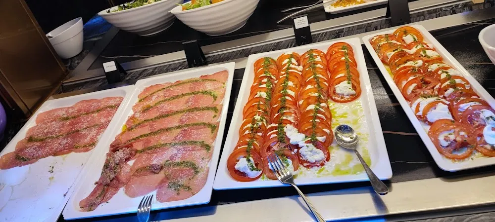 Carpaccio Et Salade de Tomates Avec Mozzarella